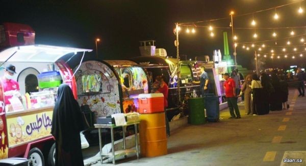 عربات الطعام المتنقلة تستقطب المتسوقين خلال شهر رمضان الكريم