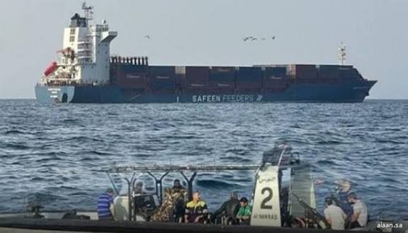 البحرية العُمانية تنقذ طاقم سفينة شحن تعرضت لقصف في مضيق هرمز