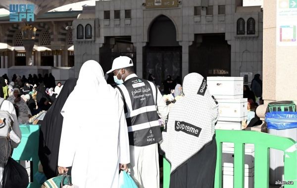 "التنوّع اللغوي" للمتطوعين يعزّز إيصال الخدمات لزوار المسجد النبوي في رمضان