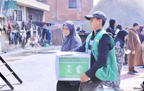 مركز الملك سلمان للإغاثة يوزع سلالًا غذائية على الأسر النازحة في مدينة خان يونس بقطاع غزة