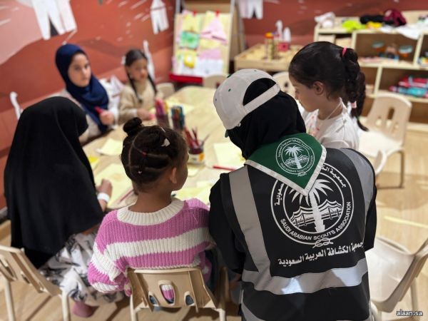 فتيات الكشافة يشاركن في رعاية الأطفال بالحرم المكي عبر مركز ضيافة الطفل