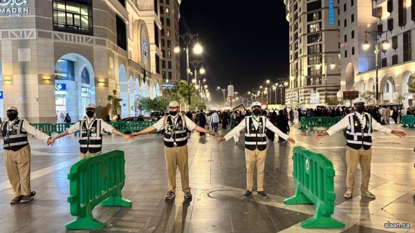 الكشافة يشاركون بفاعلية في تنظيم حركة المصلين والزوار حول المسجد النبوي ضمن معسكر الخدمة العامة بالمدينة المنورة