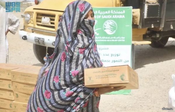 مركز الملك سلمان للإغاثة يوزع (424) كرتون تمر في ولاية البحر الأحمر في السودان