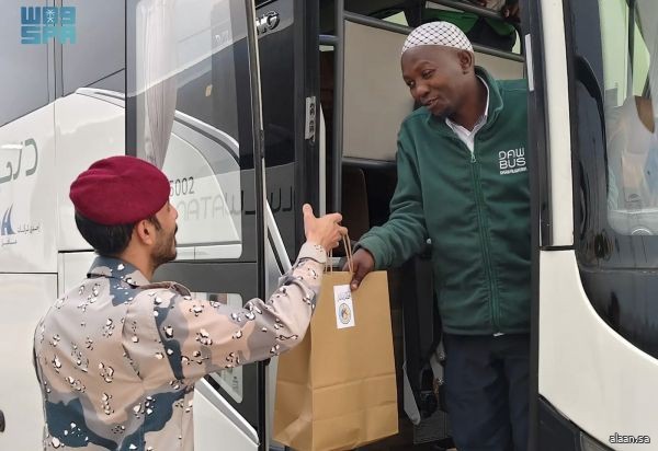 حرس الحدود ينفّذ مبادرة تفطير الصائمين عبر منفذ البطحاء بالمنطقة الشرقية