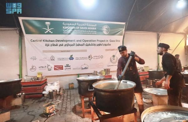 المطبخ المركزي التابع لمركز الملك سلمان للإغاثة يواصل تقديم الوجبات الغذائية في قطاع غزة