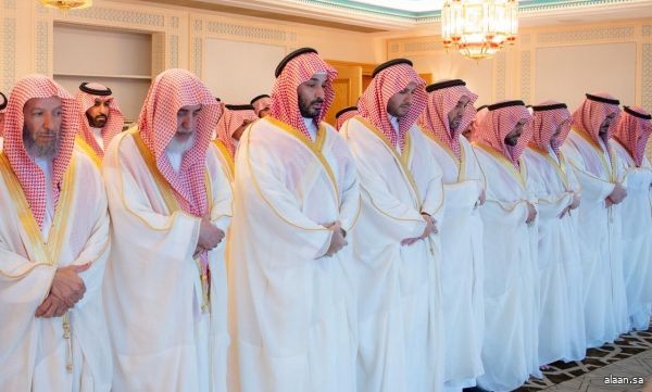 سمو ولي العهد يؤدي صلاة عيد الفطر المبارك في المسجد الحرام بمكة المكرمة