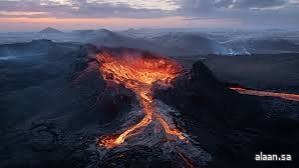 خلال يومٍ واحد .. بركان جبل سيميرو في إندونيسيا يثور 9 مرات