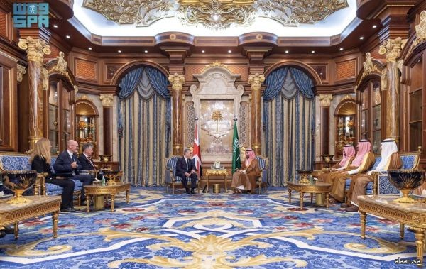 سمو ولي العهد يلتقي رئيس الوزراء البريطاني