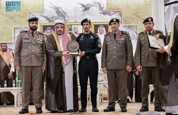 أمير منطقة القصيم يكرّم رجل أمن تقديرًا لجهوده في إنقاذ حياة آخرين من حريق بعنيزة