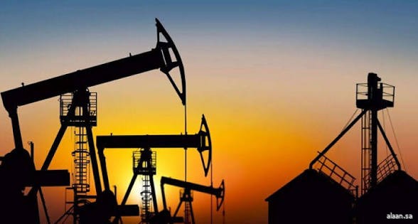 النفط يشهد حالة من التباين والتقلب الحاد نتيجة عدم اليقين المحيط باستقرار الإمدادات