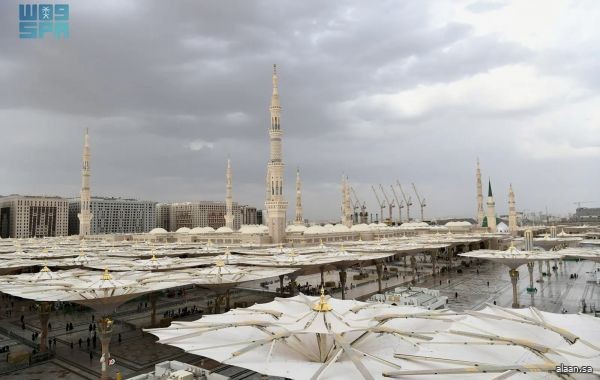 تكثيف الأعمال الميدانية في المسجد النبوي تزامنًا مع الحالة المطرية بالمدينة المنورة