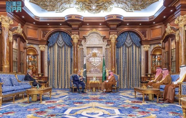 ولي العهد يلتقي رئيس وزراء جمهورية باكستان الإسلامية