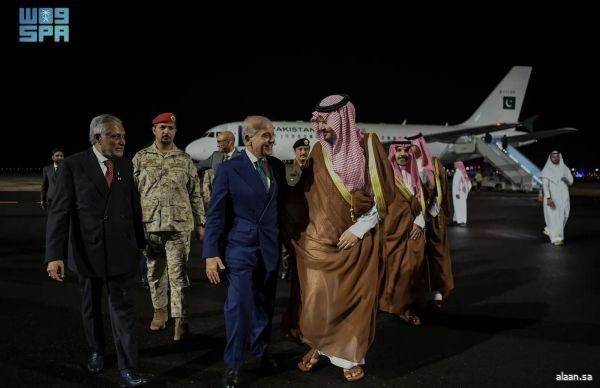 رئيس وزراء باكستان يصل إلى المدينة المنورة