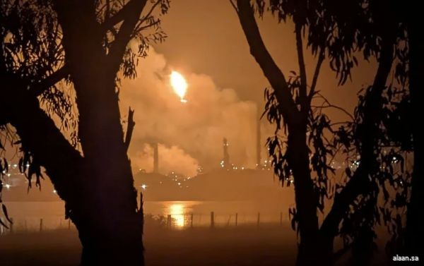 أستراليا : حريق هائل في مصفاة نفط بولاية فكتوريا