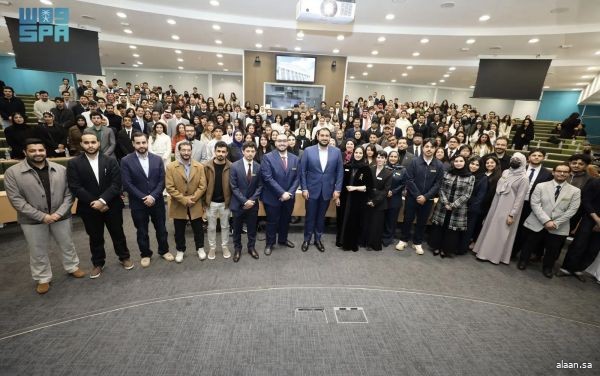 سمو سفير خادم الحرمين الشريفين لدى المملكة المتحدة يلتقي الطلبة المبتعثين في بريطانيا