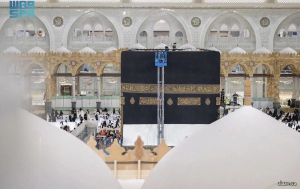 رفع الجزء السفلي من كسوة الكعبة المشرفة استعدادًا لموسم حج 1447هـ