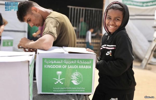 مركز الملك سلمان للإغاثة يوزّع (1.422) سلة غذائية في مدينتي دير البلح وخان يونس بقطاع غزة