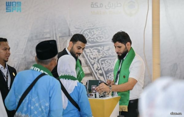 مغادرة أولى رحلات مستفيدي مبادرة "طريق مكة" من مدينة سورابايا بجمهورية إندونيسيا