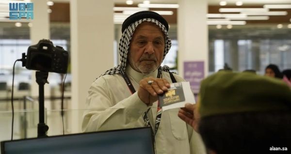 الجوازات بمنفذ جديدة عرعر تستقبل أولى طلائع ضيوف الرحمن من جمهورية العراق القادمين لأداء فريضة الحج لعام 1447