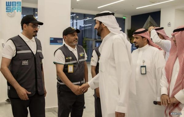 وزير الحج والعمرة يتفقد الاستعدادات الجارية لاستقبال ضيوف الرحمن في منفذ جديدة عرعر