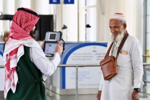 ‏الجوازات : جهاز "الكاونتر المتنقل" يسّهل إنهاء إجراءات ضيوف الرحمن القادمين لأداء حج هذا العام 1447هـ.