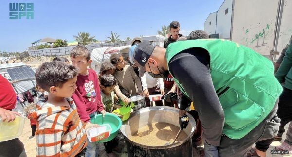 مركز الملك سلمان للإغاثة يوزّع 25 ألف وجبة غذائية ساخنة في قطاع غزة