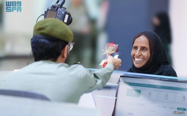 الجوازات بميناء جدة الإسلامي تستقبل أولى رحلات ضيوف الرحمن من جمهورية السودان القادمين لأداء فريضة الحج لعام 1447هـ