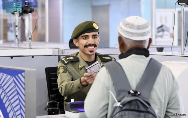جوازات مطار الأمير محمد بن عبدالعزيز تستقبل أولى رحلات ضيوف الرحمن من الصومال القادمين لأداء فريضة الحج لعام 1447هـ