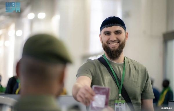جوازات مطار الأمير محمد بن عبدالعزيز تستقبل أولى رحلات ضيوف الرحمن من روسيا القادمين لأداء فريضة الحج