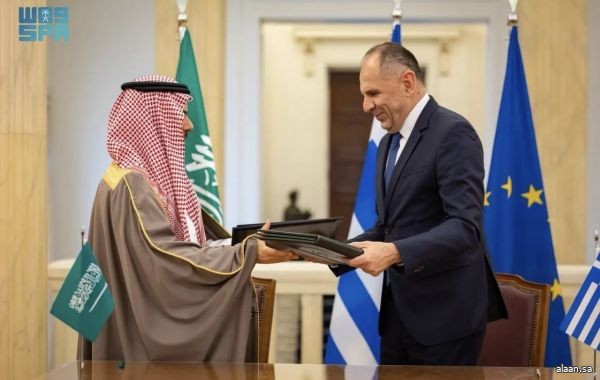 سمو وزير الخارجية يلتقي وزير خارجية الجمهورية الهيلينية ويوقعان اتفاقية الإعفاء لحاملي الجوازات الدبلوماسية والخاصة