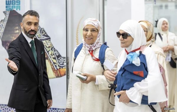 عدد من المكفوفين المستفيدين من مبادرة "طريق مكة" في مطار الرباط : دلالات العناية أبلغ من أن تُرى