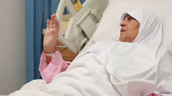 إجراء طبي عاجل يُعيد البصر لحاجة جزائرية في المدينة المنورة