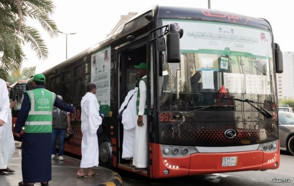 أكثر من 50 رحلة ترددية يوميًا لنقل ضيوف خادم الحرمين الشريفين للحج من وإلى المسجد الحرام