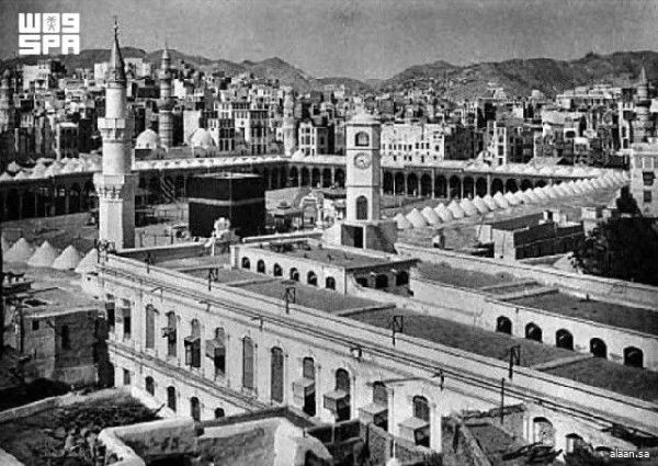 ساعة مكة الأولى.. شاهد تاريخي يجسد عناية المملكة بالحرمين الشريفين منذ عهد الملك المؤسس