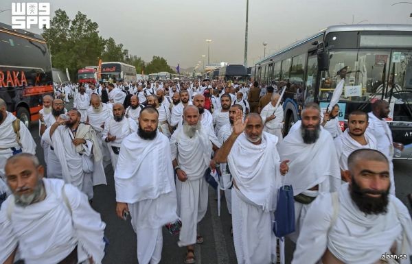 حجاج بيت الله الحرام ينفرون من عرفات إلى مزدلفة