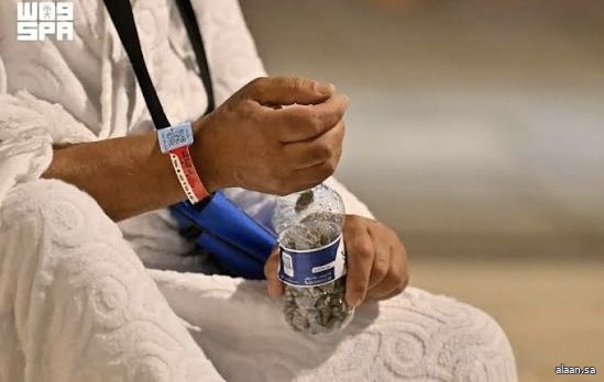 حجاج بيت الله الحرام يبدؤون جمع حصى الجمرات في مزدلفة وسط منظومة خدمية متكاملة