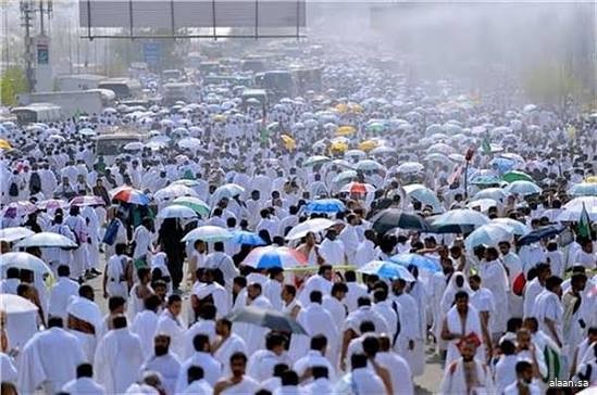 ضيوف الرحمن يتوافدون على مشعر منى لرمي جمرة العقبة