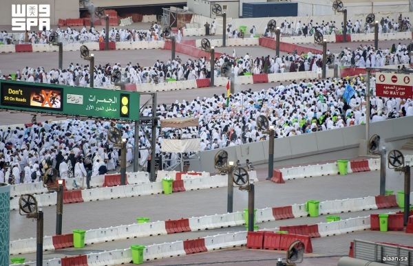 حجاج بيت الله الحرام يرمون جمرة العقبة يوم النحر