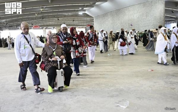 حجاج بيت الله الحرام يواصلون رمي الجمرات في آخر أيام التشريق وسط منظومة تنظيمية متكاملة