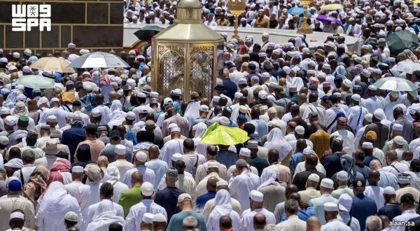 مشاهد الخشوع والسكينة تتواصل مع توافد حجاج بيت الله الحرام لأداء طواف الوداع