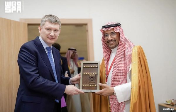 وزير الصناعة والثروة المعدنية يلتقي وزير التنمية الاقتصادية الروسي
