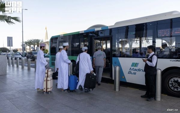 حافلات المدينة تُواصل تشغيل المسار 400 لخدمة الزوار والمعتمرين بين مطار المدينة والمسجد النبوي على مدار الساعة