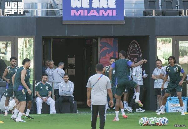 سمو وزير الرياضة يشهد التدريب الأخير للأخضر قبل لقاء الأوروغواي في كأس العالم 2026