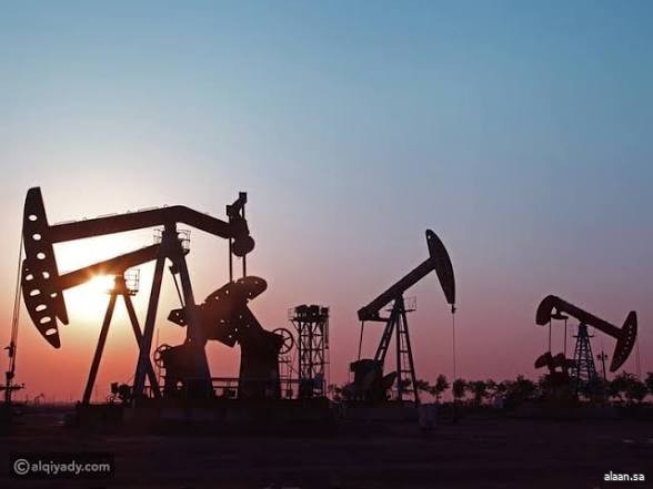 أسعار النفط تُواصل التراجع وسط ترقّب الأسواق وتوازنات العرض والطلب