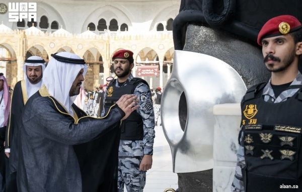 نيابة عن خادم الحرمين الشريفين.. نائب أمير منطقة مكة المكرمة يتشرف بغسل الكعبة