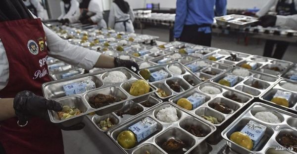 إندونيسيا تغلق أكثر من 800 مطبخ للوجبات المجانية بسبب مخالفات
