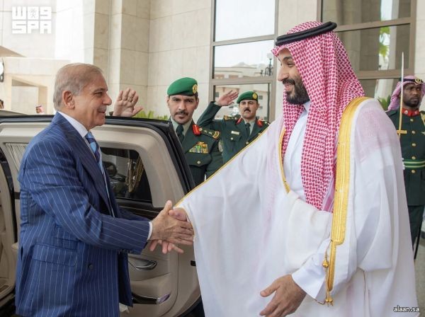 سمو ولي العهد يلتقي رئيس وزراء جمهورية باكستان الإسلامية
