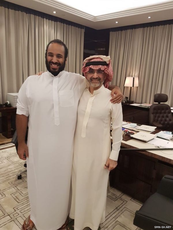 الوليد بن طلال عبر تغريدة على (تويتر) : تشرفت بالاجتماع مع سمو ⁧‫#ولي_العهد‬