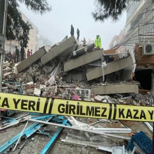 فرق بحث وإنقاذ من عدة دول تتجه للمناطق المتضررة من زلزال جنوب تركيا