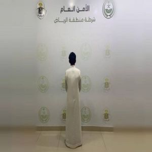 شرطة منطقة الرياض تقبض على شخص لإغلاقه باب مركبته على يد آخر لخلاف بينهما